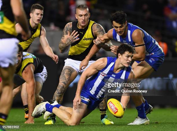 Scott Thompson of the Kangaroos handballs during the round eight AFL match between the North Melbourne Kangaroos and the Richmond Tigers at Etihad...