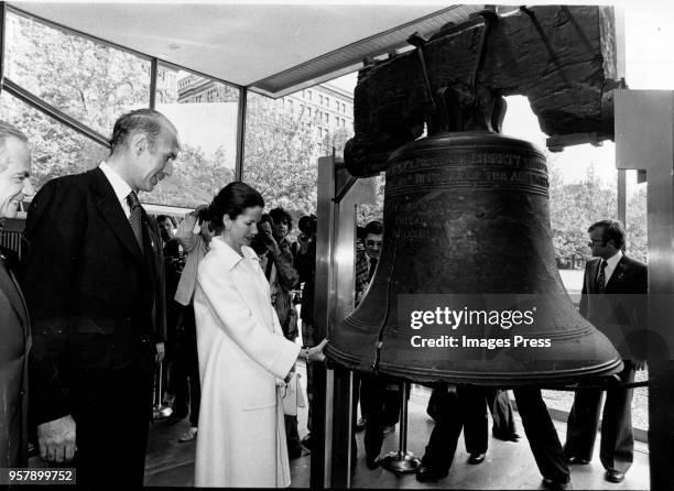 Valéry Giscard d'Estaing and his wife Anne-Aymone Sauvage de Brantes photographed with the Liberty Bell in Philadelphia on May 19,1976.