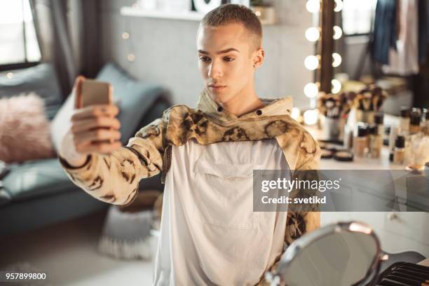 jovem macho de maquiador - mirror selfie - fotografias e filmes do acervo