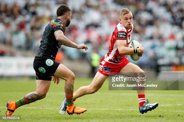 Matt Duffy of the Dragons runs the ball during the round 10 NRL match between the South Sydney Rabbitohs and the St George Illawarra Dragons at ANZ...