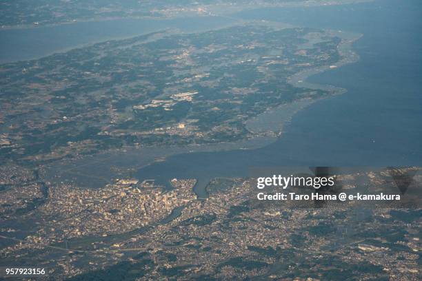 lake kasumigaura and tsuchiura city in japan sunset time aerial view from airplane - ibaraki prefecture photos et images de collection