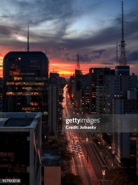 puesta de sol en la avenida paulista - avenida paulista fotografías e imágenes de stock