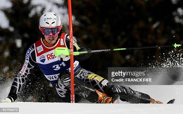 Ted Ligety clears a gate during the 2nd round of the FIS World Cup Men's Super combined-Slalom in Wengen on January 15, 2010. AFP PHOTO / FRANCK FIFE