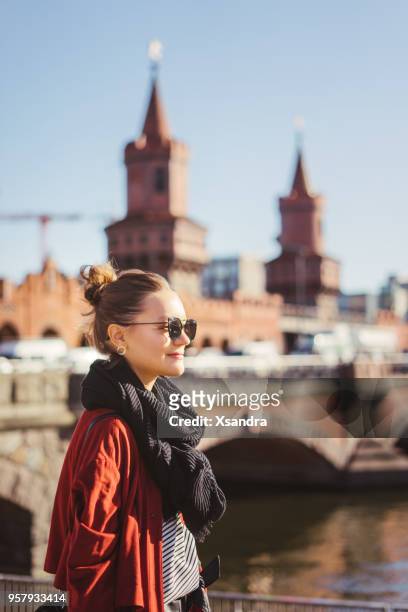 portret van een jonge vrouw in berlijn, duitsland - spree rivier stockfoto's en -beelden