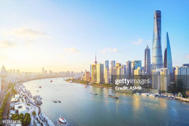 skyline von shanghai - shanghai tower schanghai stock-fotos und bilder