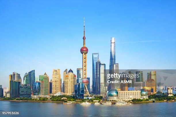 skyline von shanghai - shanghai tower shanghai stock-fotos und bilder