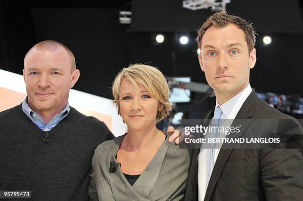 Director Guy Ritchie poses with his actors, Canadian Rachel McAdams and British Jude Law, his movie "Sherlock Holmes", incarnation of the...