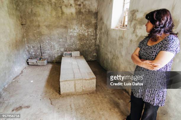 alleged tomb of the prophet hazkiel in amadiya - mausoleo stock pictures, royalty-free photos & images