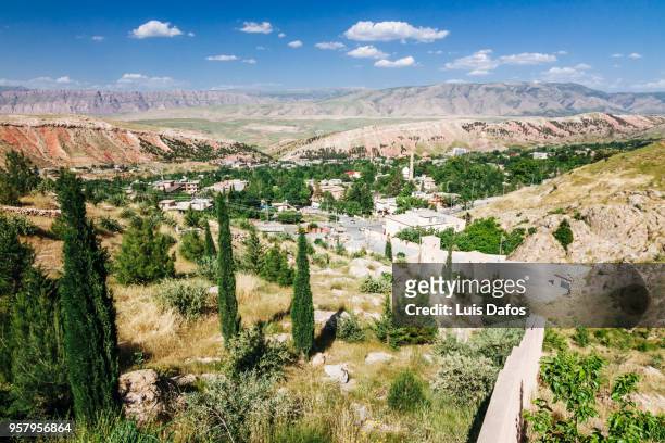 shaqlawa and beya valley overview - iraq stock pictures, royalty-free photos & images