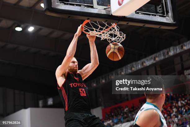 Alex Kirk of the Alvark Tokyo dunks during the B.League Championship Quarter Final Game 2 between Alvark Tokyo and Kyoto Hannaryz at Arena Tachikawa...