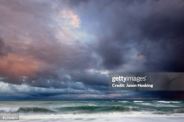 dark stormy sunset and clouds at sea - pacific ocean foto e immagini stock