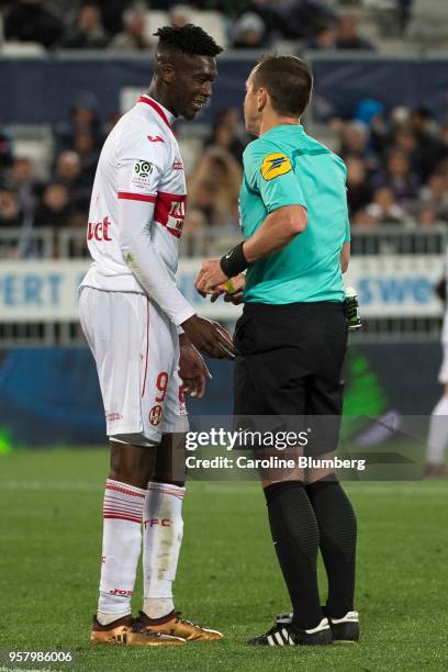 Yaya Sanogo of Toulouse and referee during the Ligue 1 match between Bordeaux and Toulouse at Stade Matmut Atlantique on May 12, 2018 in Bordeaux, .