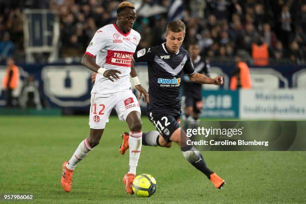 Issiaga Sylla of Toulouse and Nicolas de Preville of Bordeaux during the Ligue 1 match between Bordeaux and Toulouse at Stade Matmut Atlantique on...