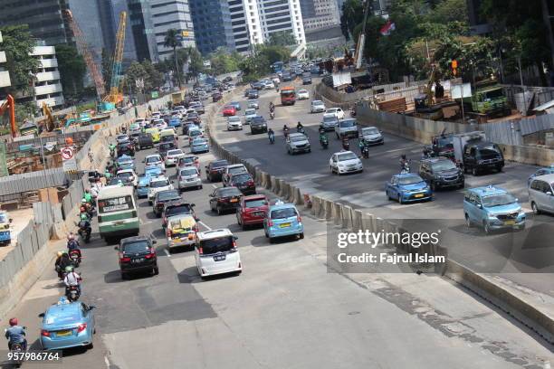 traffic jam in jakarta - indonesia bikes traffic stockfoto's en -beelden