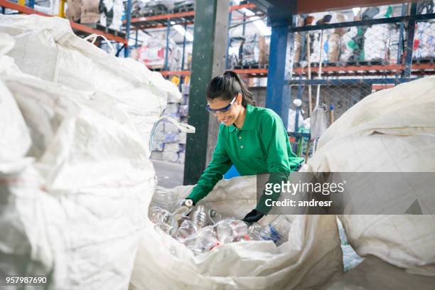 Frau arbeitet in einer Recyclingfabrik