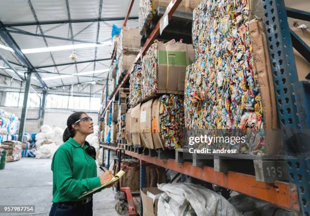 frau arbeitet in einer recyclingfabrik - recycling stock-fotos und bilder