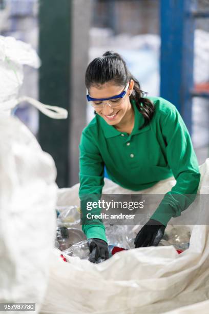 femme travaillant dans un centre de recyclage - recycling center photos et images de collection