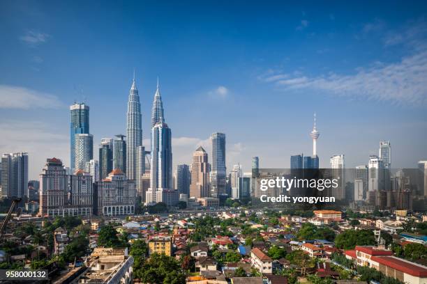 skyline von kuala lumpur - kuala lumpur stock-fotos und bilder