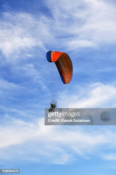 the para motor fly over blue sky - motor paraglider stock pictures, royalty-free photos & images