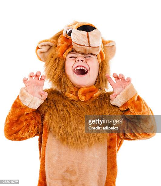 a little girl dressed up in a lion costume - toneelkostuum stockfoto's en -beelden
