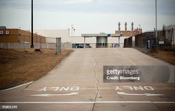 The main delivery entrance sits empty at a General Motors Co. Assembly plant in Shreveport, Louisiana, U.S., on Friday, Jan. 15, 2010. GM said it's...