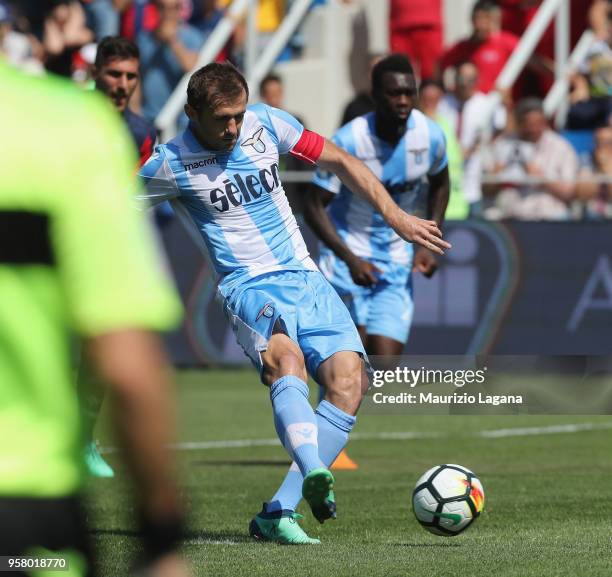 Senad Lulic of Lazio scores his team's opening goal with penalty during the serie A match between FC Crotone and SS Lazio at Stadio Comunale Ezio...