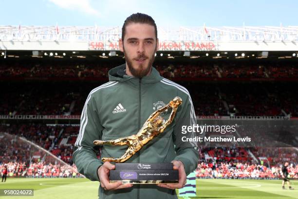David De Gea of Manchester United pose for a photo with his Premier League Golden Glove Award prior to the Premier League match between Manchester...