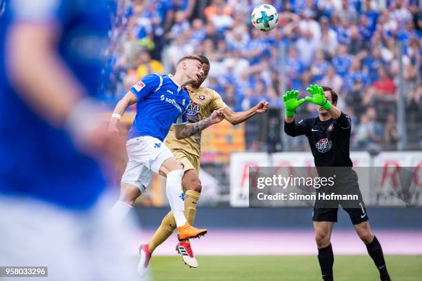 Felix Platte of Darmstadt tries to score against goalkeeper Martin Maennel of Aue during the Second Bundesliga match between SV Darmstadt 98 and FC...