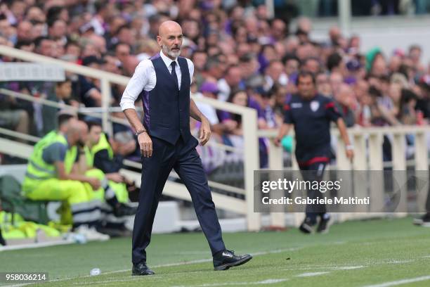Stefano Pioli manager of AFC Fiorentina gestures during the serie A match between ACF Fiorentina and Cagliari Calcio at Stadio Artemio Franchi on May...