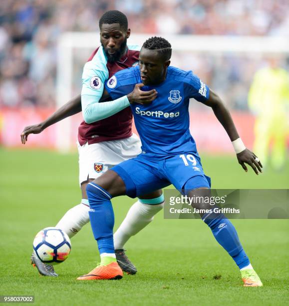 Arthur Masuaku of West Ham United in action with Oumar Niasse of Everton during the Premier League match between West Ham United and Everton at...