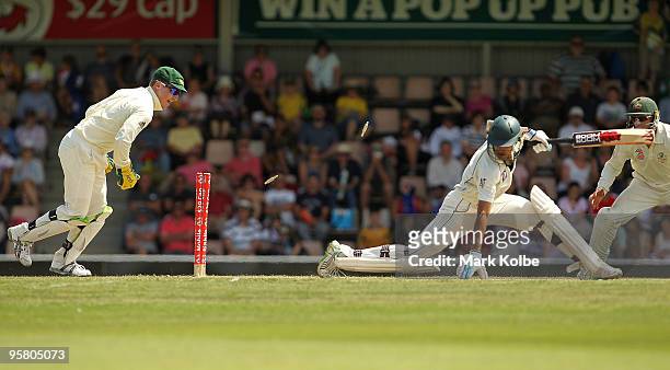 Brad Haddin of Australia unsuccessfully attempts to stump Umar Gul of Pakistan during day two of the Third Test match between Australia and Pakistan...