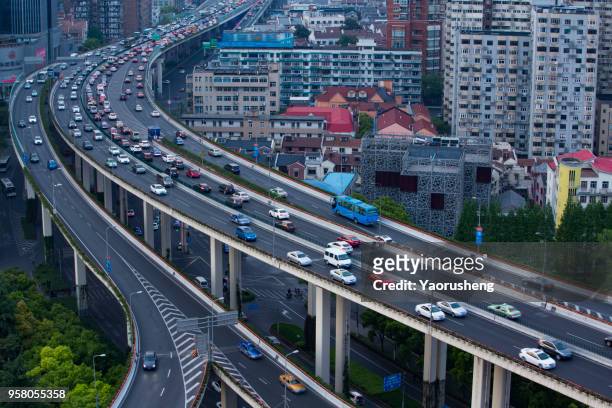 traffic jam on the highway to shanghai city downtown area,china - thruway - fotografias e filmes do acervo
