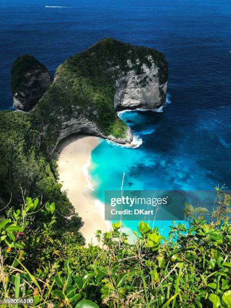 kelingking strand-luftaufnahme, nusa penida - nusa penida stock-fotos und bilder