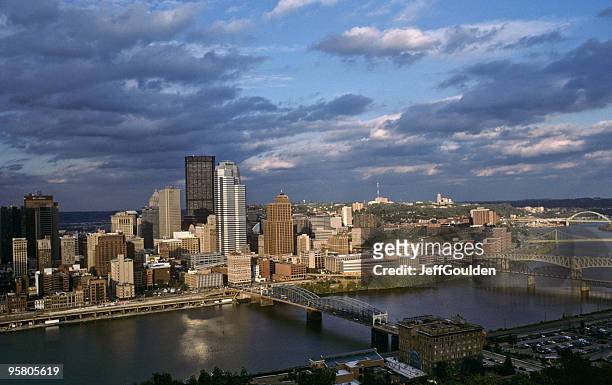 pittsburgh skyline at dusk - jeff goulden stock pictures, royalty-free photos & images