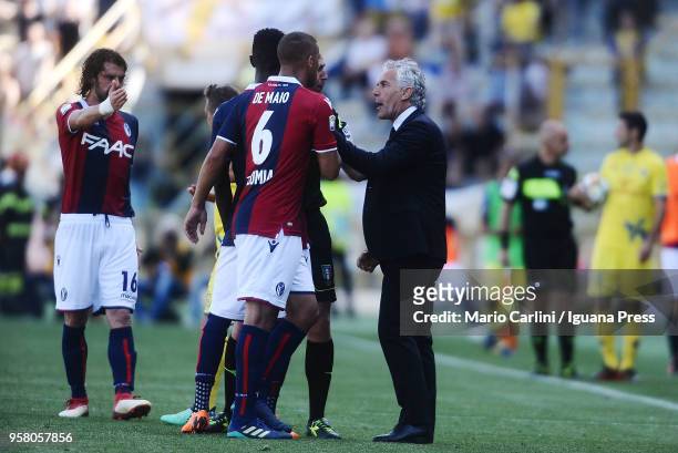 Roberto Donadoni head coach of Bologna FC talks to his players during the serie A match between Bologna FC and AC Chievo Verona at Stadio Renato...