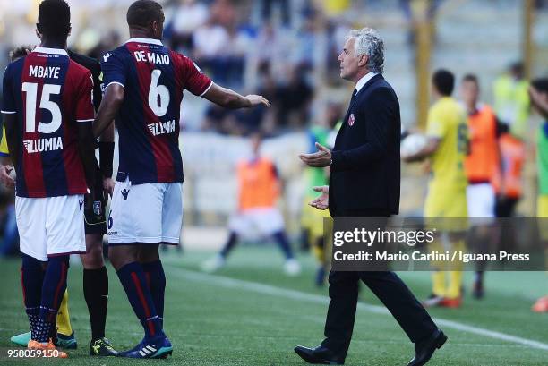 Roberto Donadoni head coach of Bologna FC talks to his players during the serie A match between Bologna FC and AC Chievo Verona at Stadio Renato...