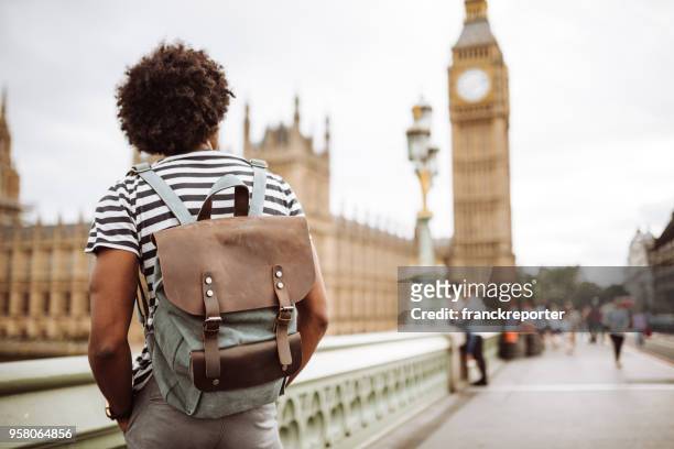solo backpacker in london - londres inglaterra imagens e fotografias de stock