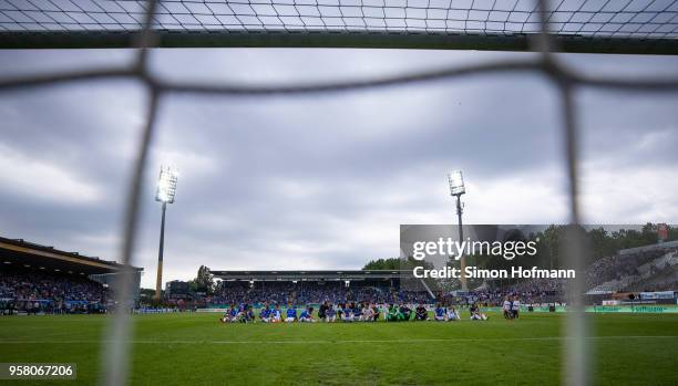 Team mates of Darmstadt celebrate winning after the Second Bundesliga match between SV Darmstadt 98 and FC Erzgebirge Aue at Jonathan-Heimes-Stadion...