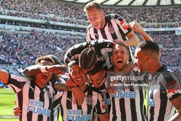 Newcastle players celebrate the third goal scored by Ayoze Perez during the Premier League match between Newcastle United and Chelsea at St. James...