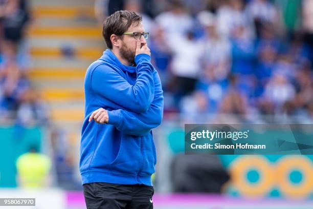 Head coach Hannes Drews of Aue reacts during the Second Bundesliga match between SV Darmstadt 98 and FC Erzgebirge Aue at Jonathan-Heimes-Stadion am...