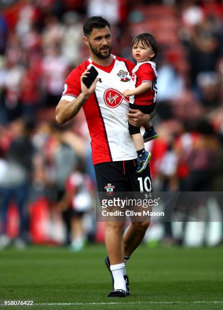 Charlie Austin of Southampton enjoys the lap of honour with his child after the Premier League match between Southampton and Manchester City at St...