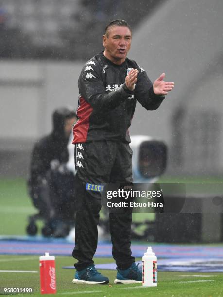 Head coach Mihailo Petrovic of Consadole Sapporo gestures during the J.League J1 match between FC Tokyo and Consadole Sapporo at Ajinomoto Stadium on...