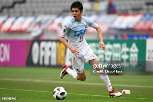 Ryosuke Shindo of Consadole Sapporo in action during the J.League J1 match between FC Tokyo and Consadole Sapporo at Ajinomoto Stadium on May 13,...