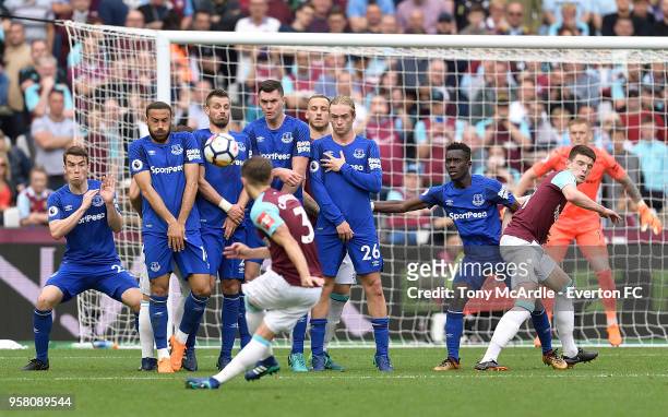 Seamus Coleman , Cenk Tosun, Michael Keane, Tom Davies and Idrissa Gueye form a wall for an Aaron Cresswell free kick during the Premier League match...
