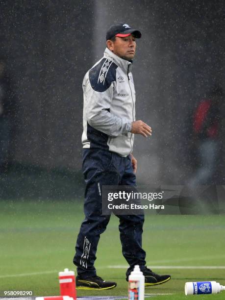 Head coach Kenta Hasegawa of FC Tokyo looks on during the J.League J1 match between FC Tokyo and Consadole Sapporo at Ajinomoto Stadium on May 13,...