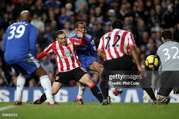 Ashley Cole of Chelsea holds off the challenge from Steed Malbranque of Sunderland to drive the ball past Sunderland goalkeeper Marton Fulop to score...