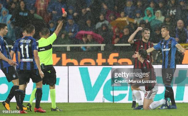 Referee Marco Guida shows the red card to Riccardo Montolivo of AC Milan during the Serie A match between Atalanta BC and AC Milan at Stadio Atleti...