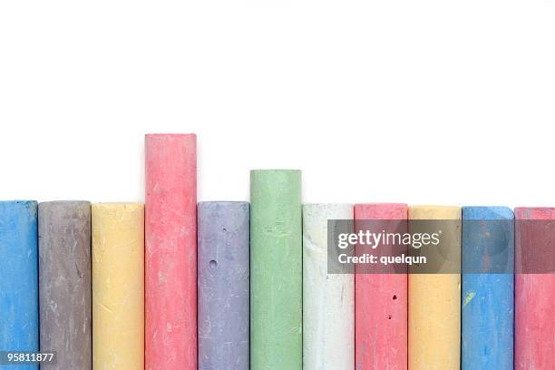 pastello matite colorate su bianco - gessetto da lavagna foto e immagini stock