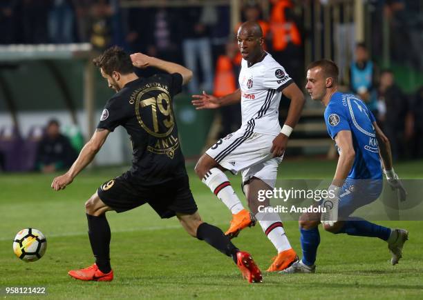 Ryan Babel of Besiktas in action against Karcemarskas of Osmanlispor during Turkish Super Lig match between Osmanlispor and Besiktas at Yenikent...