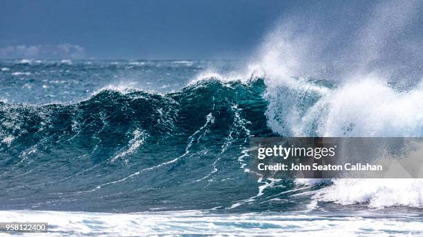 ocean waves in the pacific ocean - tide foto e immagini stock